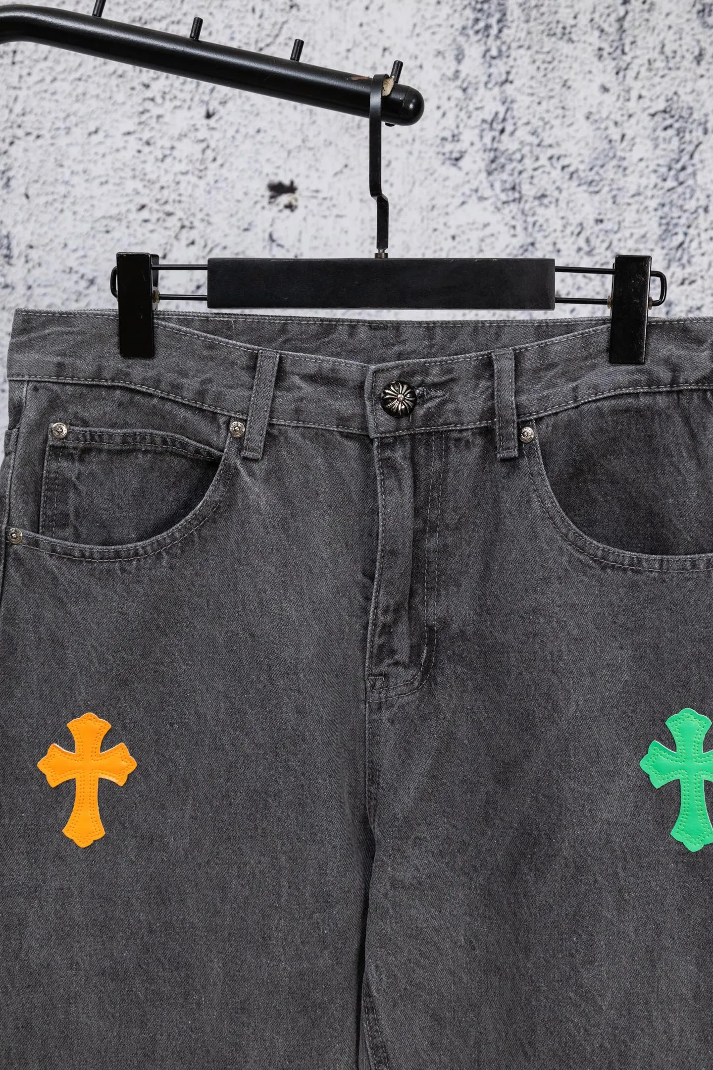 P240 Chromehearts limited edition orange and green classic cross patch leather gray jeans, priced at 34W level, patchwork cross pattern embellishment, washed jeans! ! An absolutely high-end luxury product, a 1.9W-level god-level single product, a super popular product, made by top heavy industry, a magic weapon that cannot be missed! [About Zangyin] This is an extremely luxurious fashion brand that can also be called the aristocracy of the high street. It has always been an exclusive brand for some hipsters or rich second generations. Compared with ordinary high streets, it is more luxurious and noble. Compared with luxury brands, it is more fashionable and individual. It has always been a brand that I have a special liking for. [Top heavy industry fashion design] Consistently high-street luxury style. Speaking of this style, the Zangyin family and GU family are definitely the leading representative brands. Especially the Zangyin family has really achieved a state-of-the-art effect in creating high-street style. The unique washed material is used to create this style. The color system is already quite eye-catching. After it is decorated with patchwork cross flowers, it cleverly highlights the charm of the brand. Secondly, this style uses classic The high-waist cutting design highlights the long legs and fashionable temperament of the upper body. The brand is highly recognizable and the slim fit configuration is more suitable for daily wear. It is a product that interprets personality, fashion, and specifications at a glance. This single product is enough to make any fan excited. It can be a white T-shirt for a youthful college style, or a tight suspender for a royal style. It has strong matching ability and can be easily controlled by men.  [Materials and craftsmanship] Needless to say, this point goes without saying. As an excellent craftsman brand, Zangyin’s requirements for details and craftsmanship are really perfect. The washed color of this model has gone through so many processes, not to mention the embellishment of denim appliques. It is also purely hand-made and sewn. Just like what they believe in, only hand-made things have soul and have the meaning of wear. A top-notch heavy-duty fashionable denim item, I look forward to your perfect interpretation! !  Color: Gray Size: 28-34